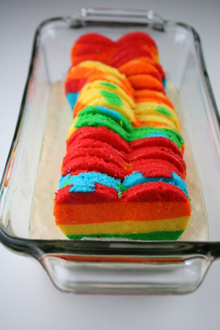 tårta-med-en-överraskning-låda-tårta-med-ett-hjärta-regnbågsfärger
