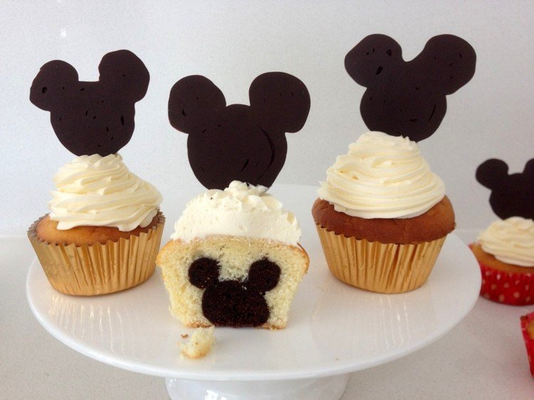tårta-med-en-överraskning-mickey-mouse-suprise-inside-cupcakes