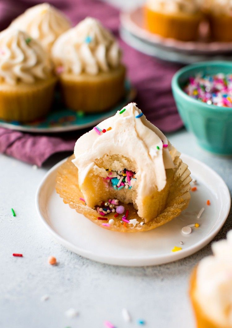 Tårtor-med-en-överraskning-inuti-cupcakes-zuckersteusel-fyllning