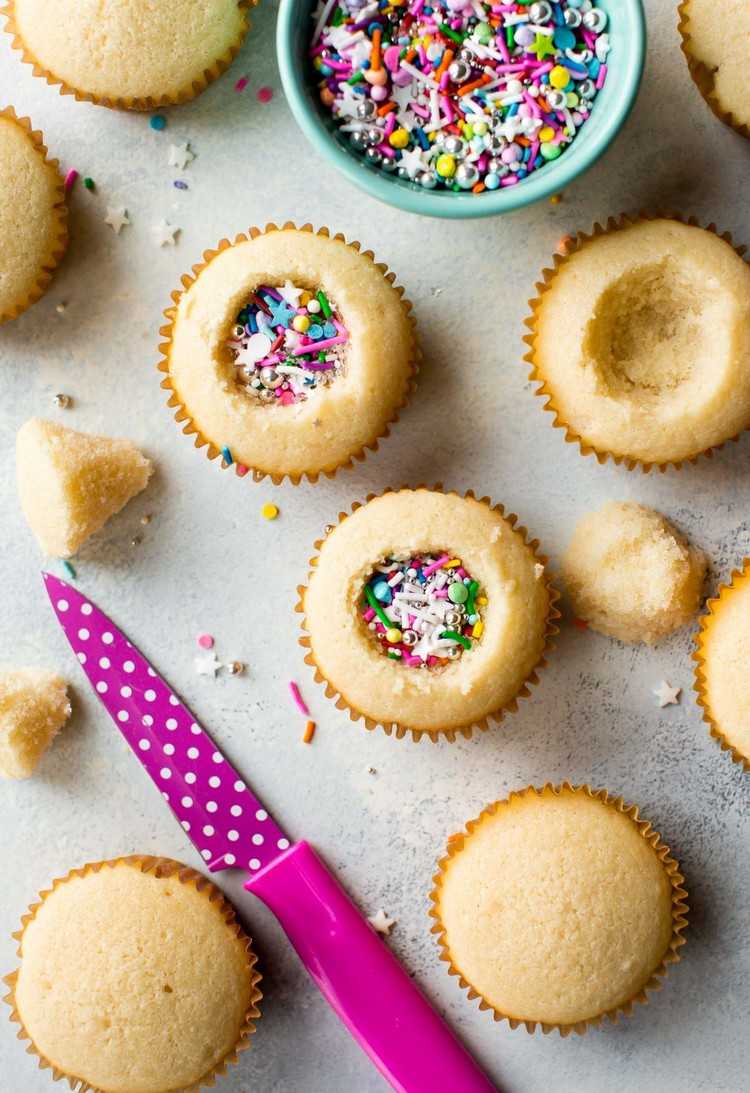 Tårta-med-en-överraskning-gör-överraskning-cupcakes-själv