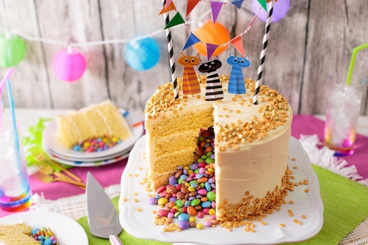 Tårta med överraskning smarties-tårta-pinata-tårta-födelsedag