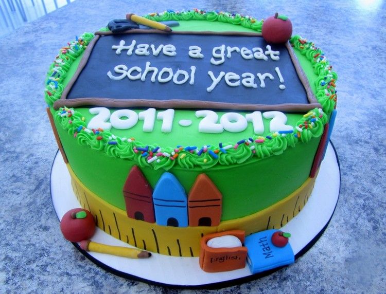 Tårta-skola-tårta-dekoration-idé-fondant-skol-år-bokstäver-grattis