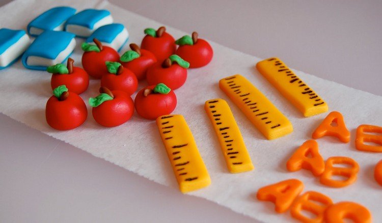tårta-skolan-kakor-kakor-dekoration-tårta-dekoration-start-till-skolan-idéer-fondant