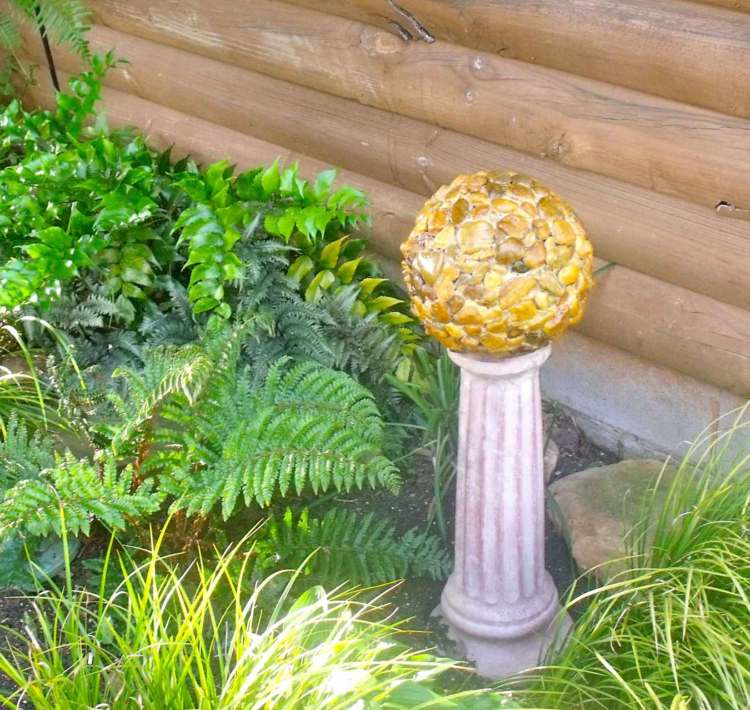 bollar trädgård dekoration idé betong sauele ormbunkar prydnadsgräs