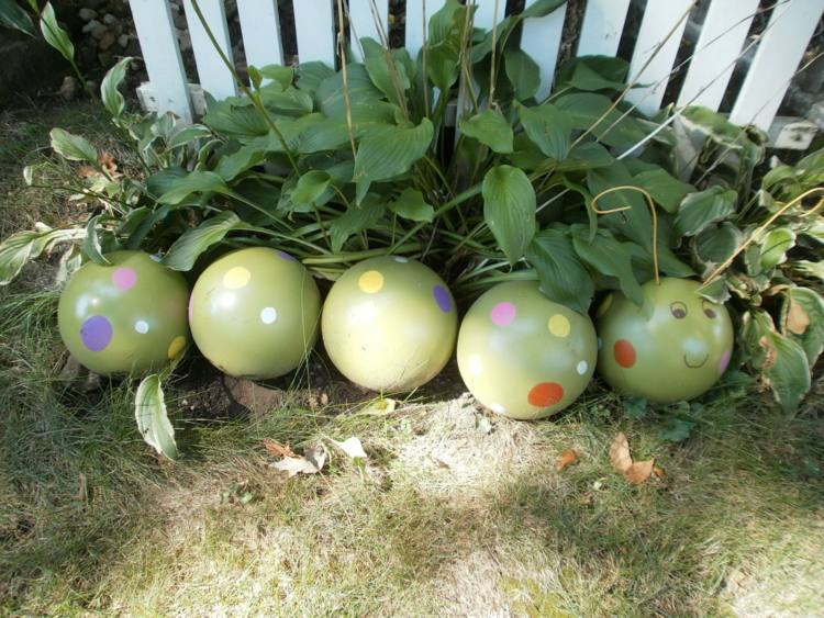 gör bollar trädgård själv larvfärg bowlingbollar
