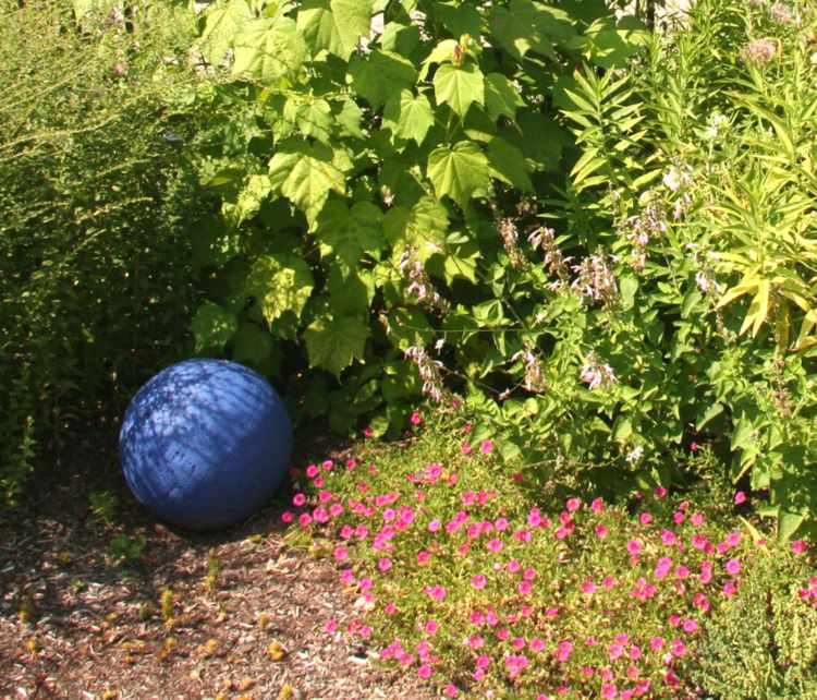 bollar trädgård blå färg betong bowlingboll