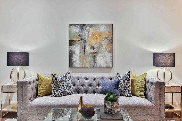 Häng modern målning ovanför soffan i vardagsrummet