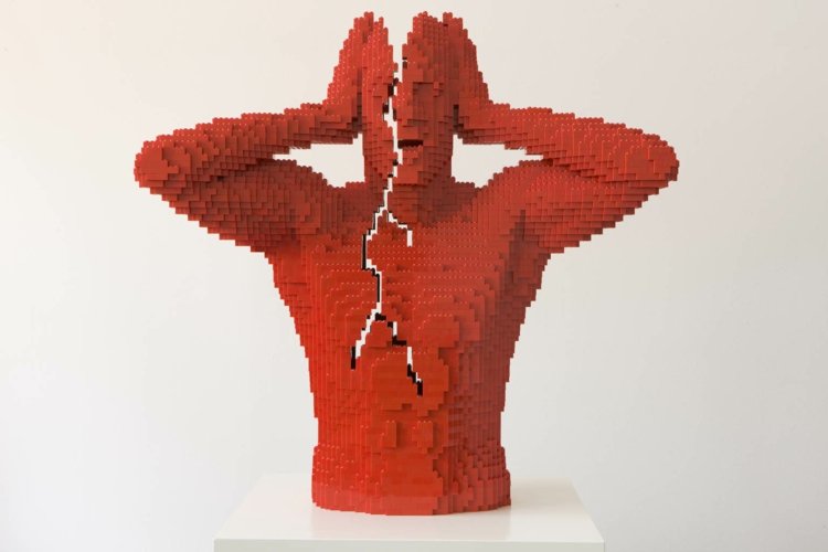 konst-lego-break-crack-röd-skulptur-plast