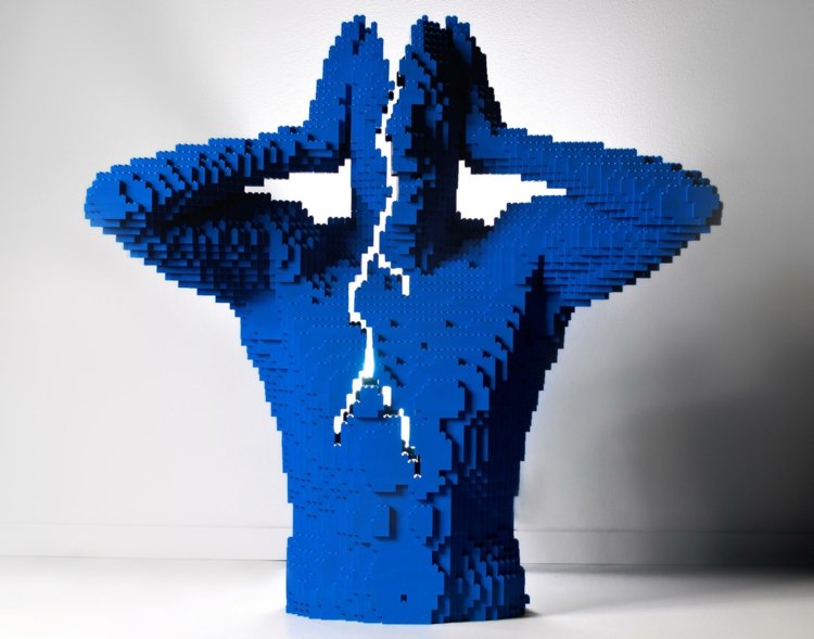 Rivning-isär-konst-ur-lego-blå-färg-överkropp-skulptur