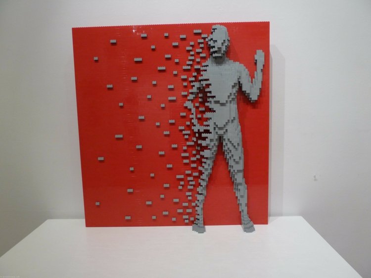 konst-lego-vägg-röd-grå-vind-tegel