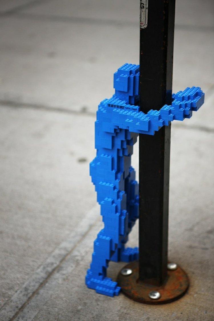 konst-lego-hugman-blå-figur-man-konstnärligt