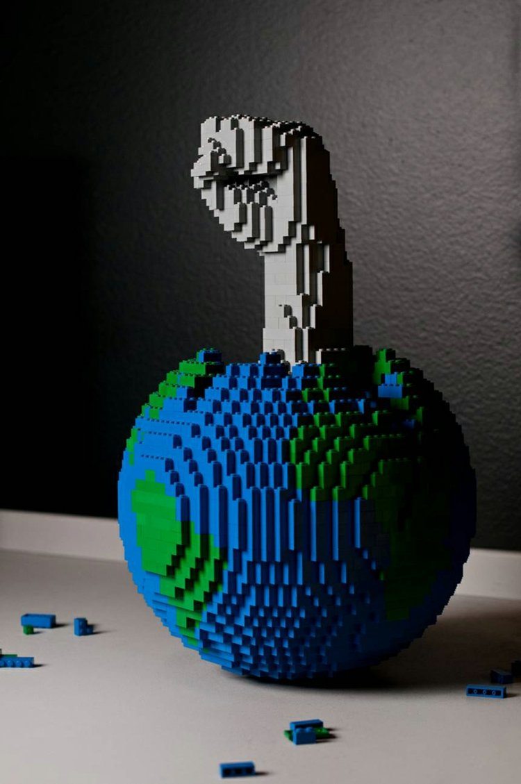 konst-lego-värld-jordklot-knytnäve-slåss-blå-grönt