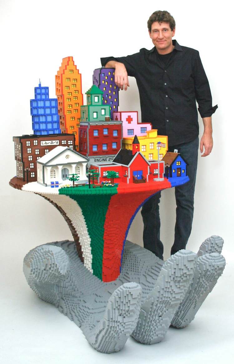 konst-lego-stad-tema-skyskrapa-hand-färgglada
