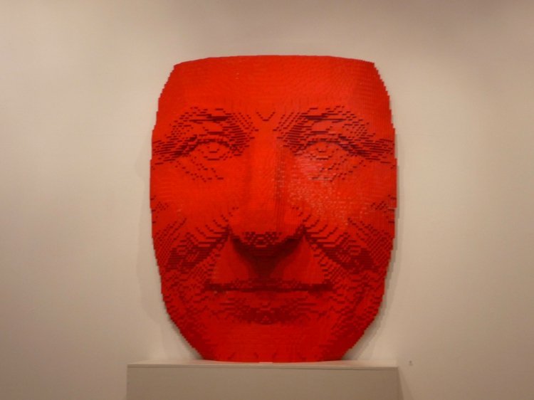 konst-lego-mask-röd-leende-nathan-stil-design