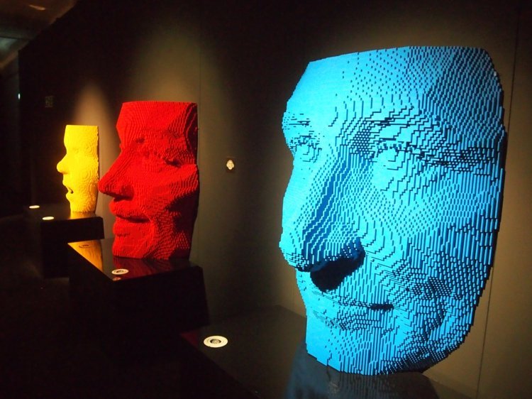 konst-lego-detaljer-masker-ansikten-ljusblå