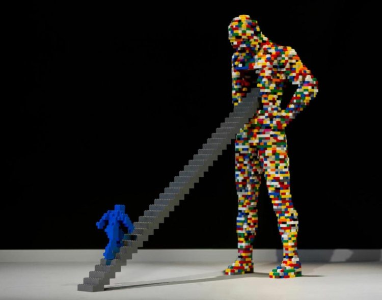 konst från lego färgglada-människa-trappor-grå