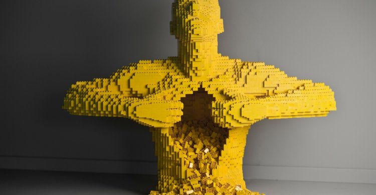 konst från lego man-figur-gul-byggstenar-riva upp bröstet
