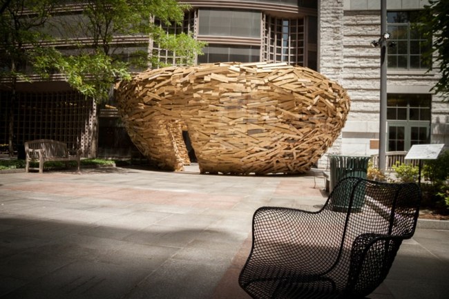 Träpallkonstinstallation Nest -biblioteksform