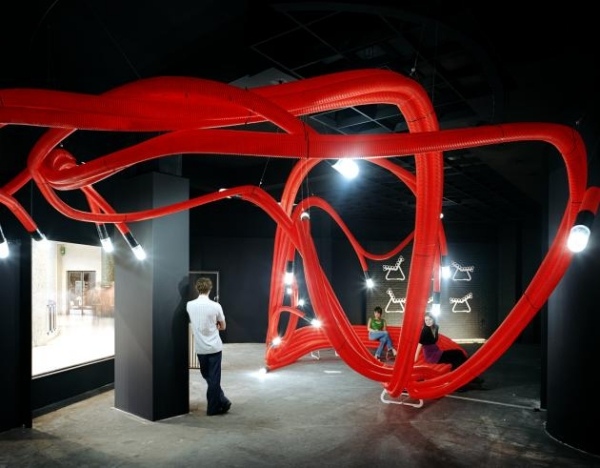 modern installation av sebastien wierinck röda rör