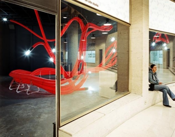 modern installation av sebastien wierinck glasvägg