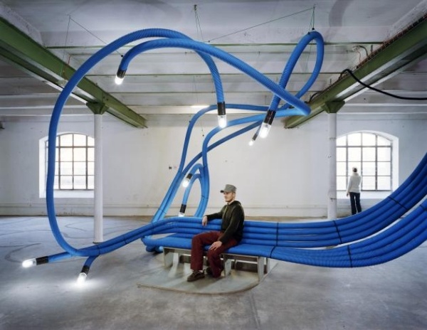 modern installation av sebastien wierinck blå belysning