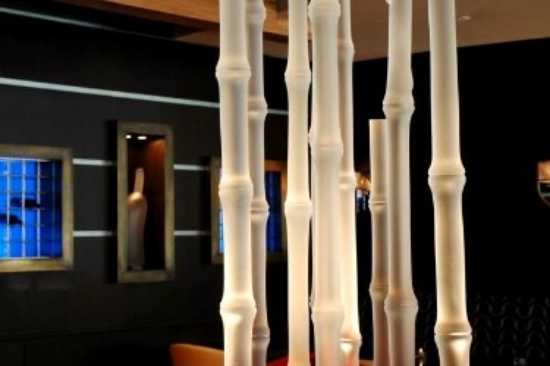 modern glasinstallation av vit bambu