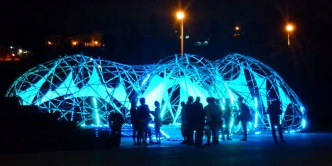 blå-led-ljus-student-projekt-konst-skulptur-bambu