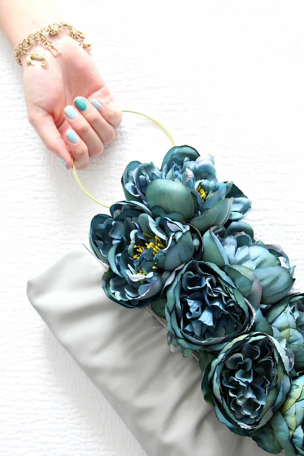 Spice up handväska konstgjorda blommor dekoration idéer upcycling armband handväskor