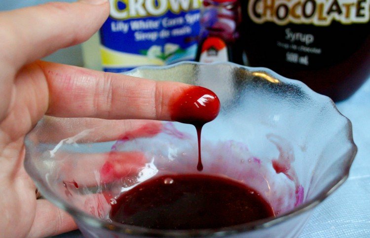 Gör falskt blod själv - förbered matfärgsirap