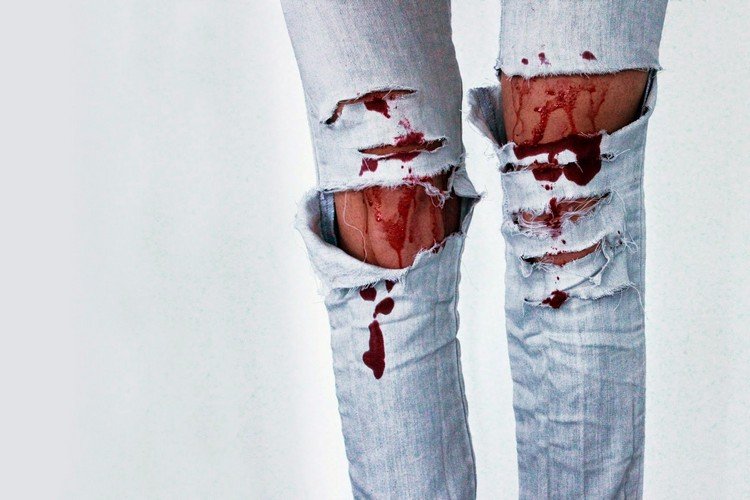 fejkblod-gör-själv-kläder-halloween-rippade-jeans-knä