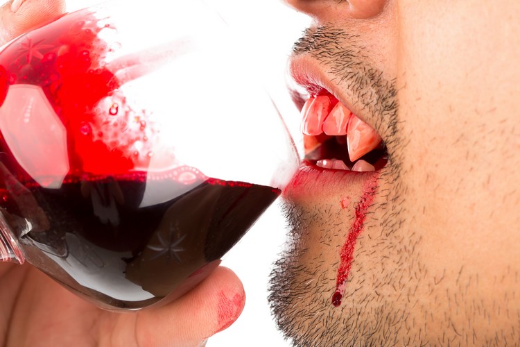 Gör falskt blod själv recept-halloween-kostym-vampyr-dricker-blod