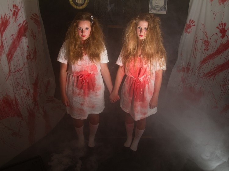 halloween-kostym-läskiga-två-kvinnor-blod-kläder