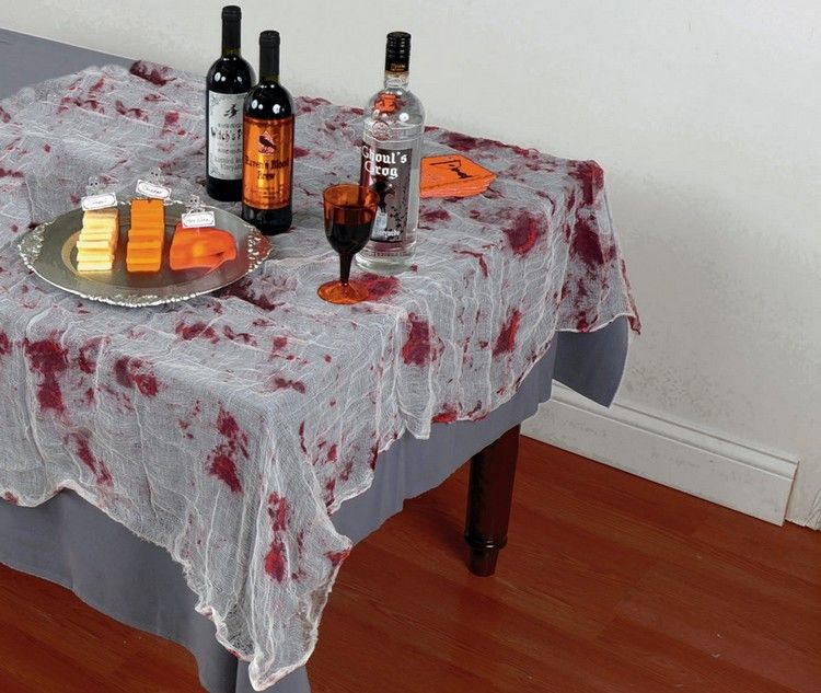 halloween-bord-dekorationer-gasväv-bordsduk-röda fläckar-blod