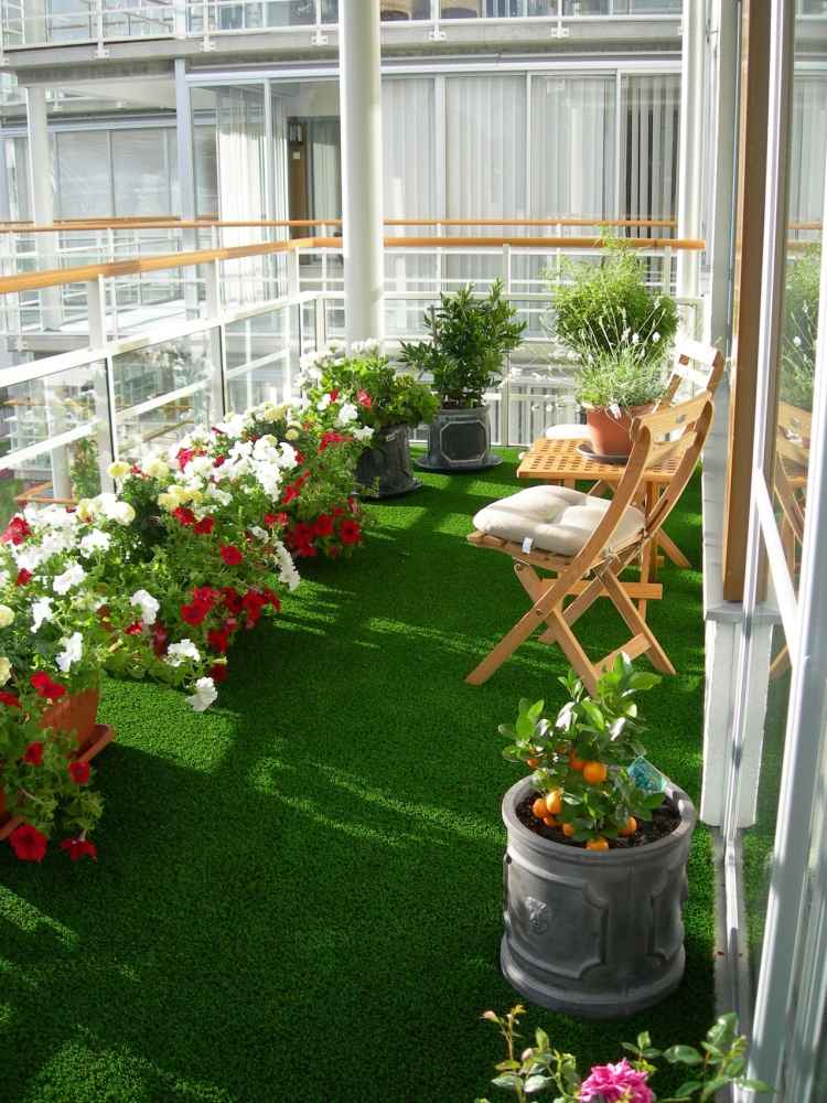 Konstgräs på balkongen eller terrassen -blommor-stad-urban-deco-vacker