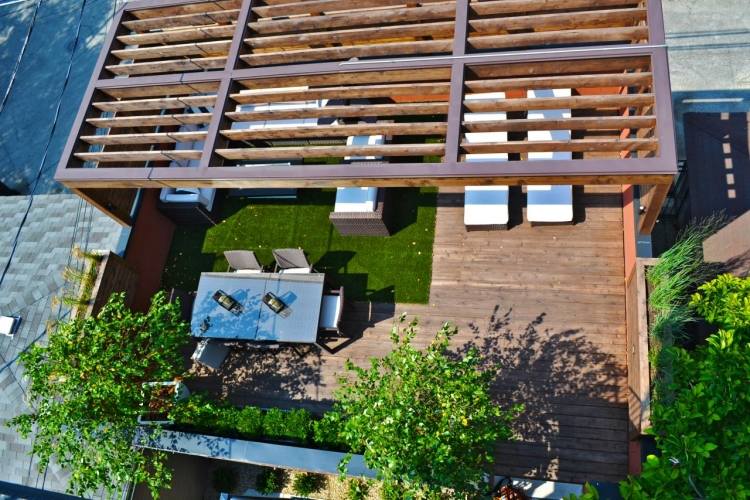 Konstgräs på balkongen eller terrassen-stad-tak-utsikt-ovan