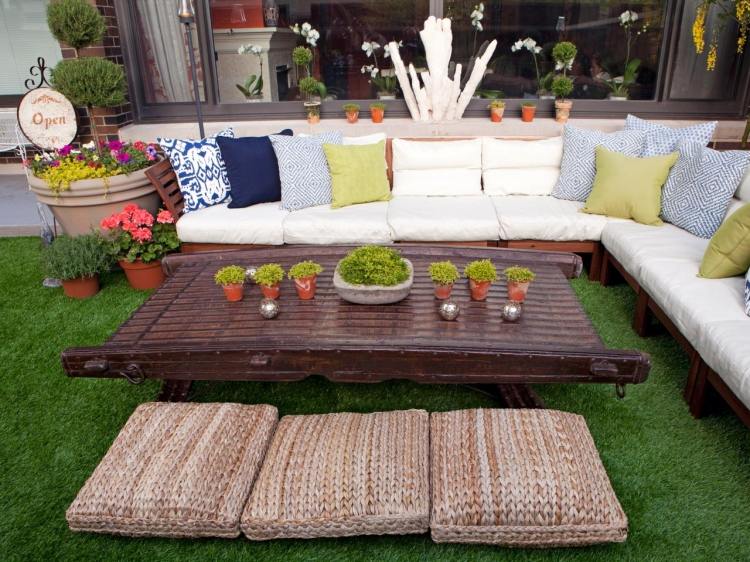 Konstgräs på balkongen -urban-trädgård-golv-soffa