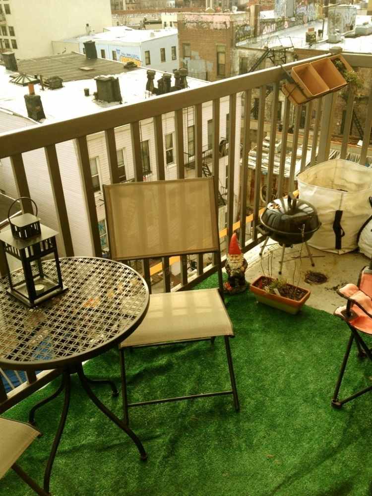 konstgjord gräsmatta-på-balkong-terrass-urban-stad-terrass-stol-bord
