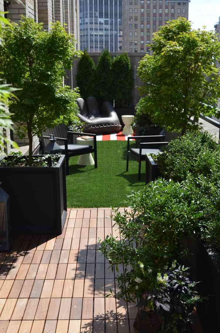 konstgjord gräsmatta-på-balkong-terrass-stad-lättskött-urban-trädgård