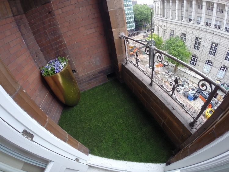 konstgjord gräsmatta-balkong-terrass-liten-lägenhet-stad-urban