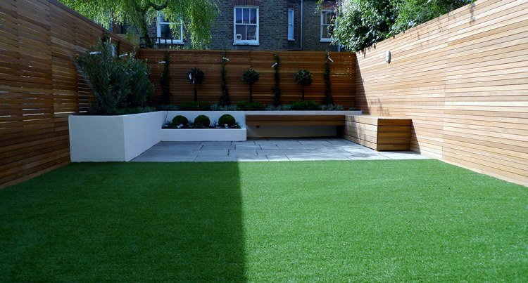konstgräs-trädgård-terrass-bakgård-sekretess-skärm-trä-bänk-gräsmatta-
