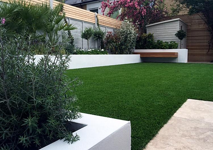 konstgräs-trädgård-terrass-modern-design-sekretess-skärm-staket-lamellär vägg