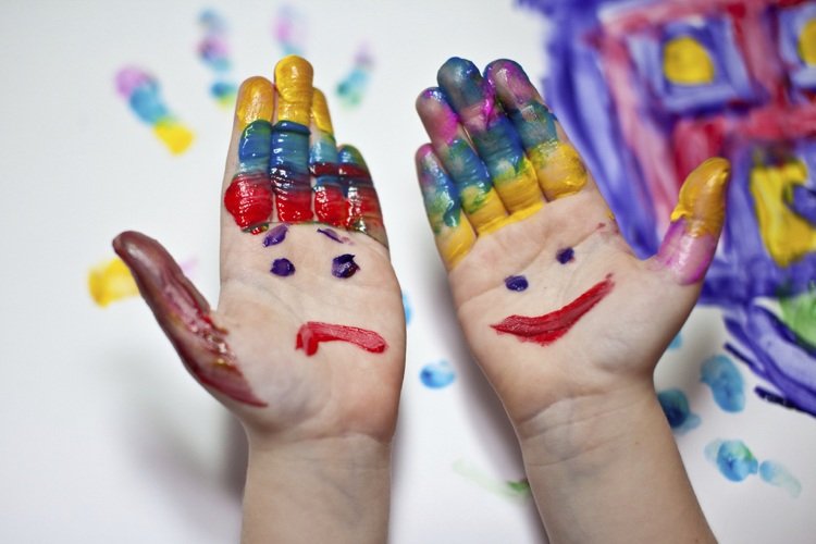 Konstterapiidéer för barn att måla med fingrar