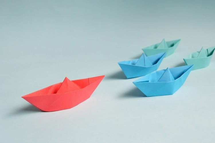 Konstterapiidéer för vuxna med oro för att göra origamiskepp själv