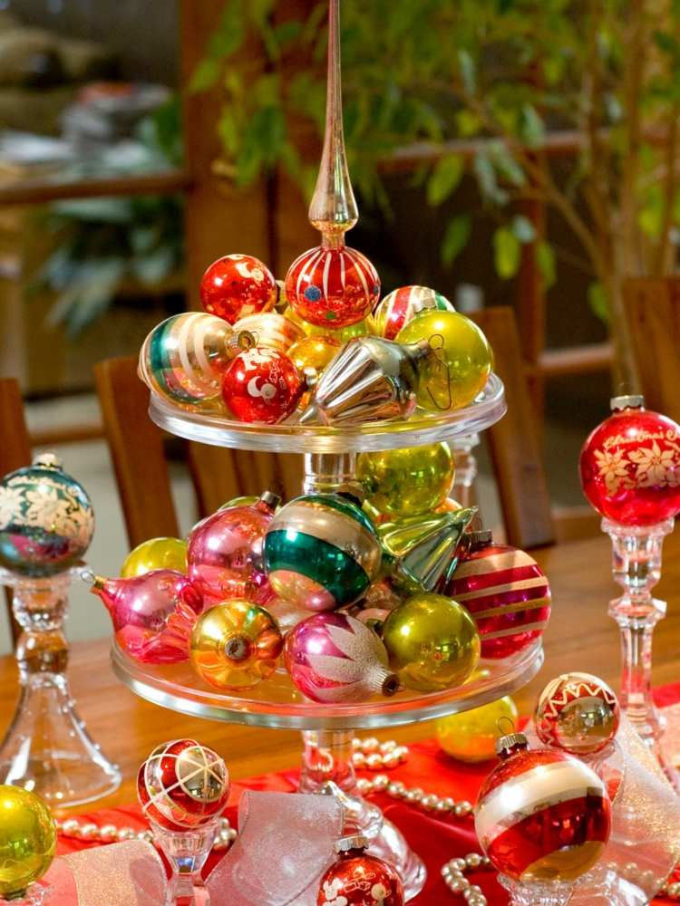 brokiga juldekorationer bollar dessert stå glans bordsdekoration