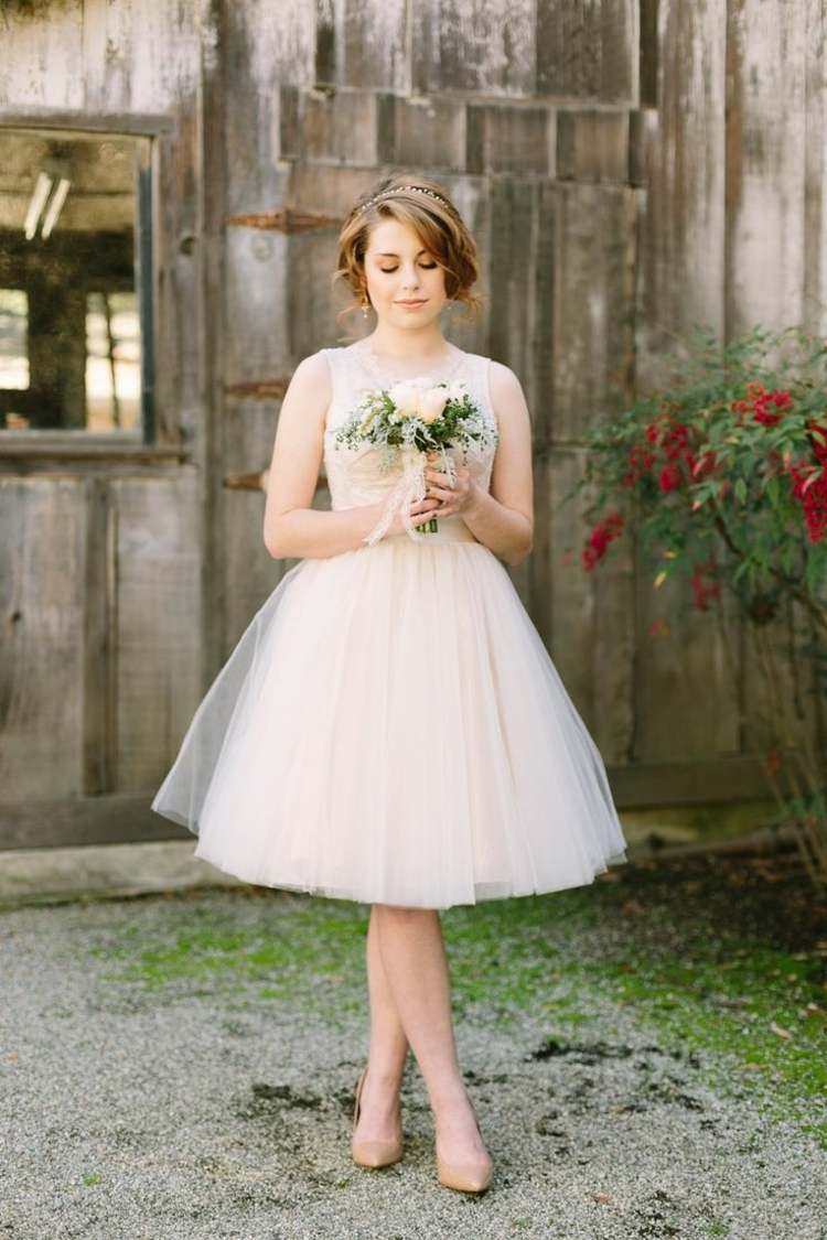 korta bröllopsklänningar idéer-bröllopsklänning-brudbukett-skor-elegant