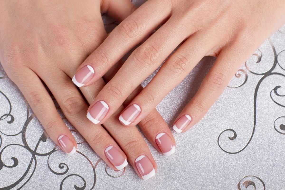 korta gel naglar fench manikyr nageldesign