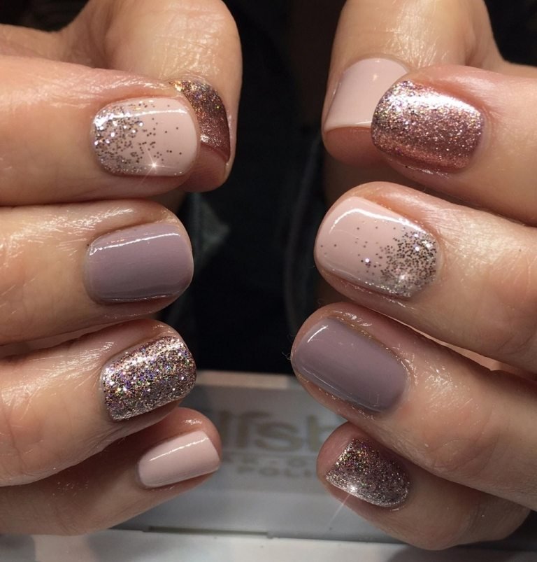 korta gel naglar formar naken nagellack med glitter