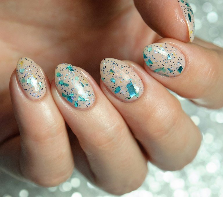 korta gel naglar mandelform naken nagellack med glitter