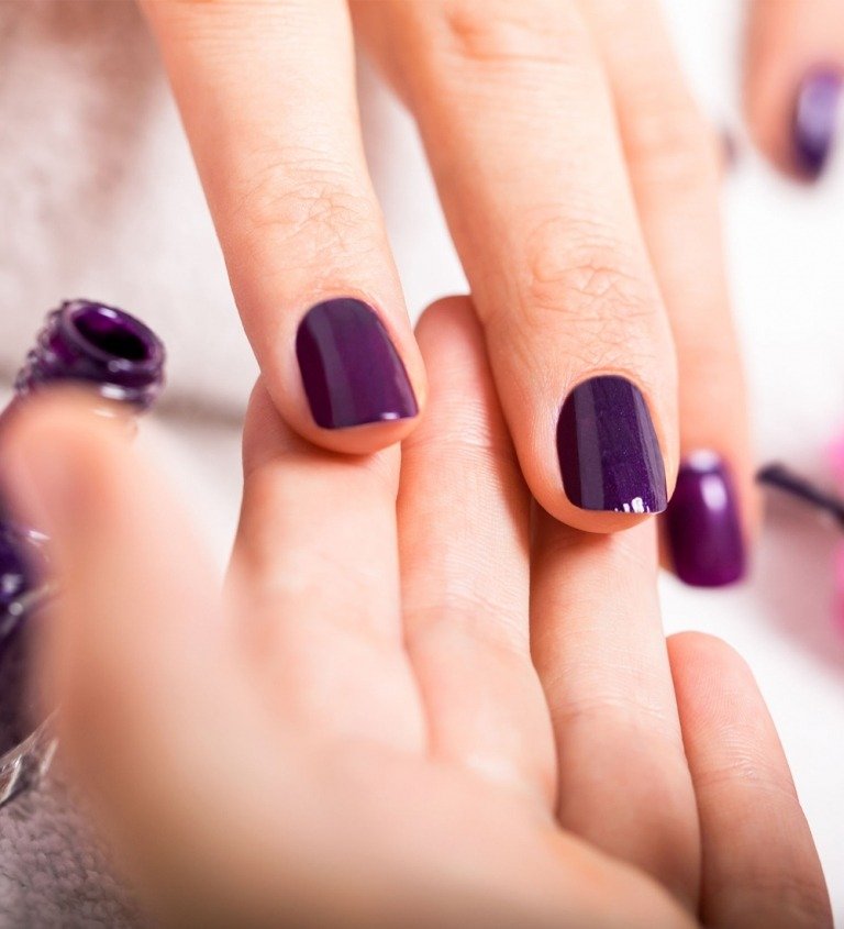gör korta gel naglar själv lila nagellack Hersbtnägel