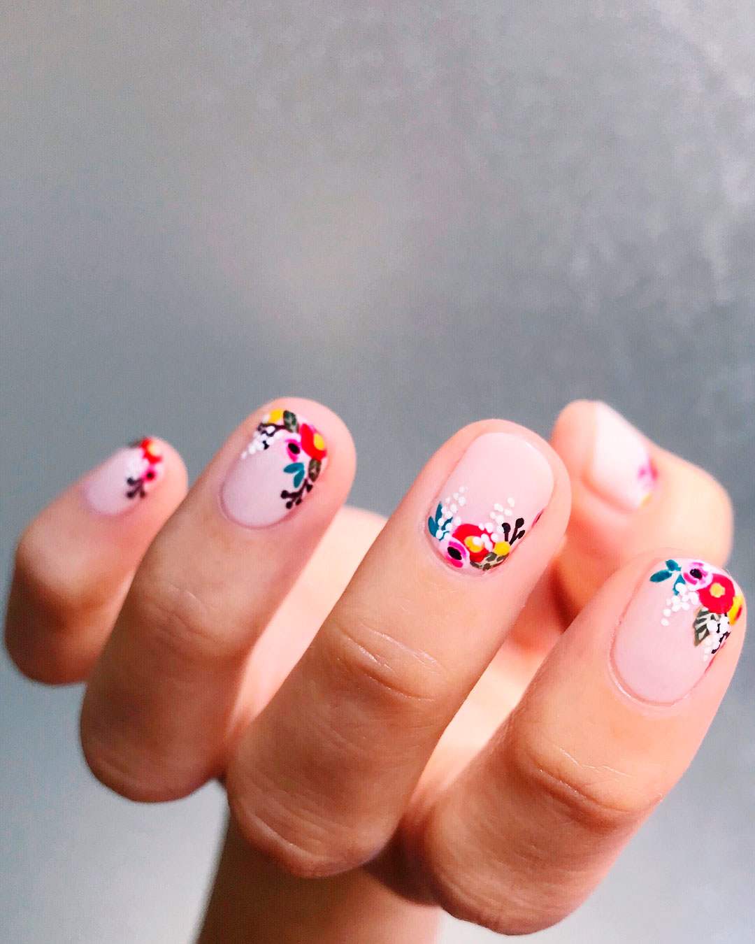 Måla nakent nagellack med dekorationsnaglar